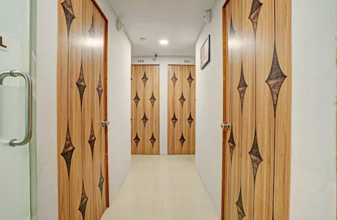 Hotel Welcome, Vip Road Vesu 수라트 외부 사진