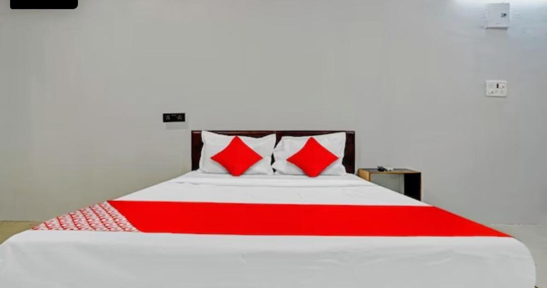 Hotel Welcome, Vip Road Vesu 수라트 외부 사진