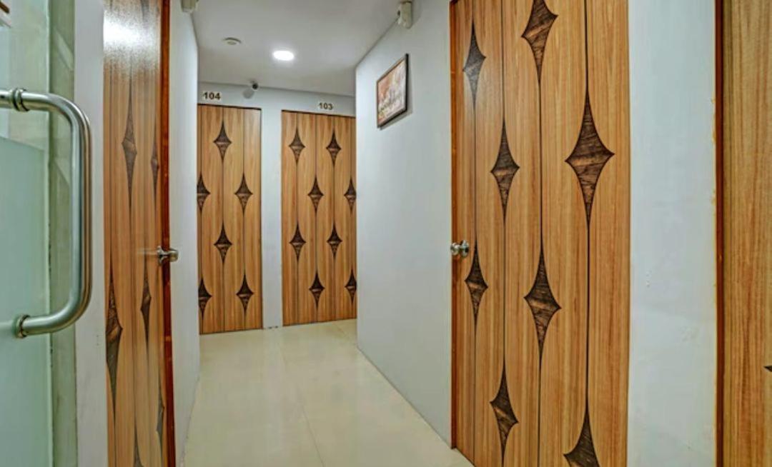 Hotel Welcome, Vip Road Vesu 수라트 외부 사진